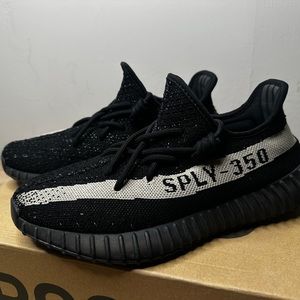 adidas Yeezy Boost 350 V2
Core Black “Oreo” (2016/2022)